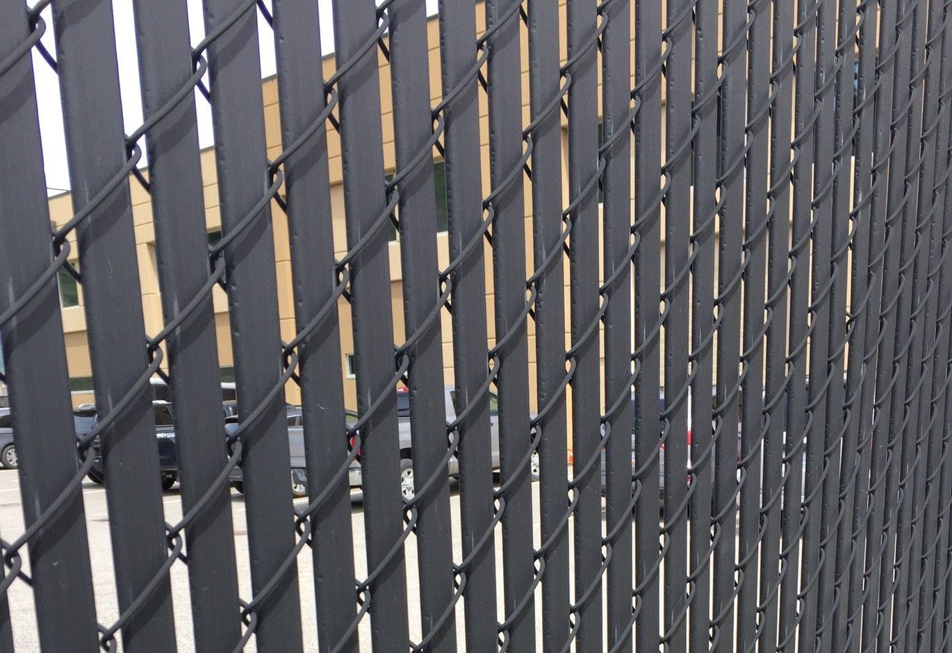 Bottom lock privacy link fence