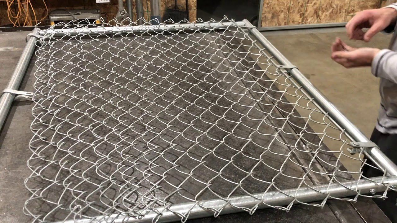 Chain link fabrication display