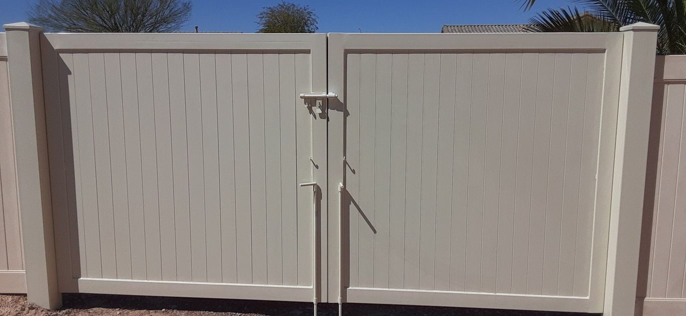 Vinyl fence with gate